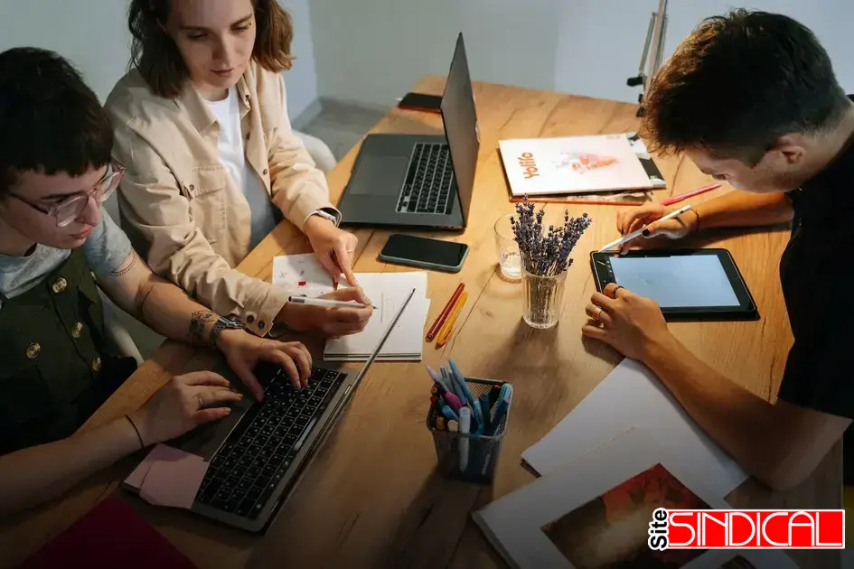 Integração de mídia social para fortalecer a presença online do sindicato.